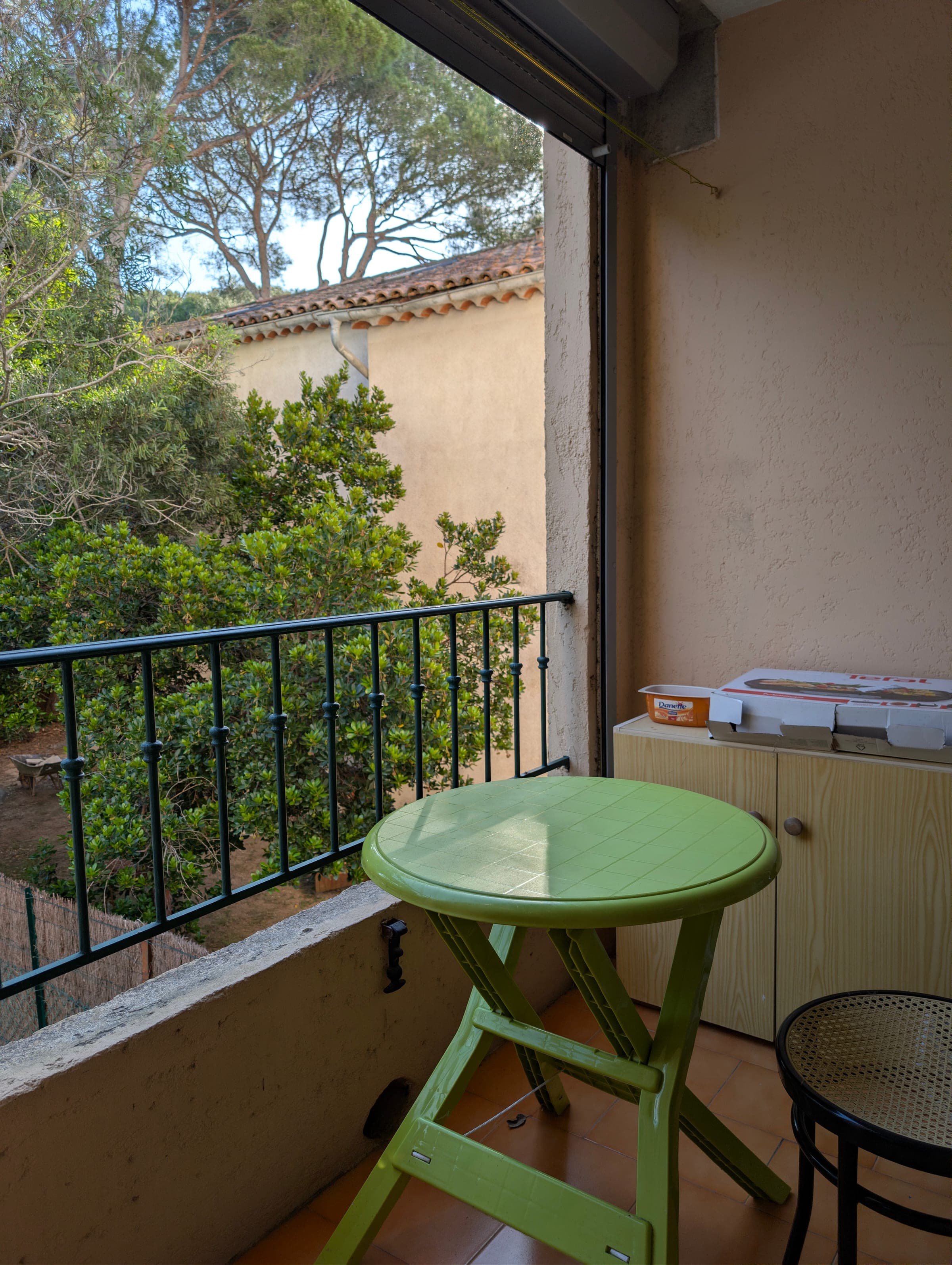 Petit balcon, sur parking