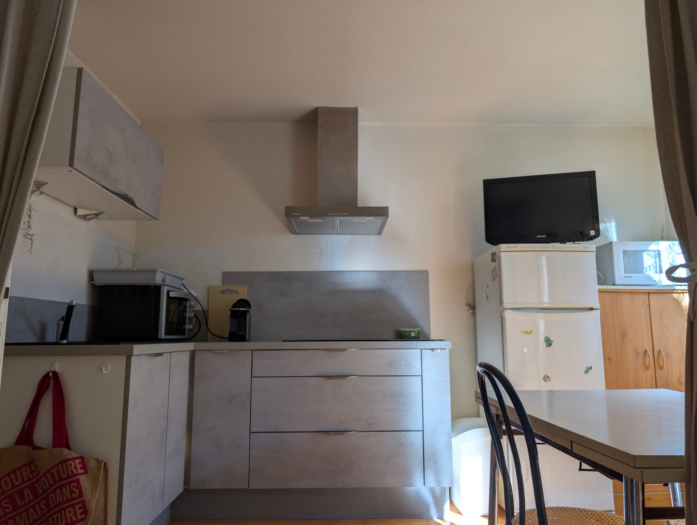 Cuisine équipée et coin TV