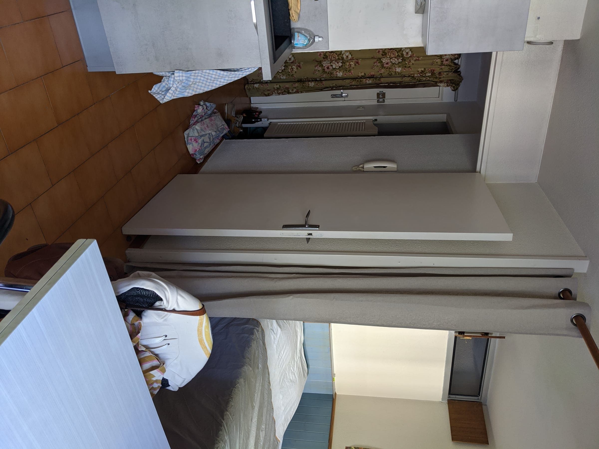 Couchage adulte en alcôve dans le salon